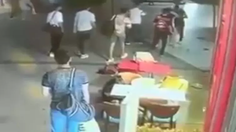 Kavgayı ayırmak isterken bıçaklandı