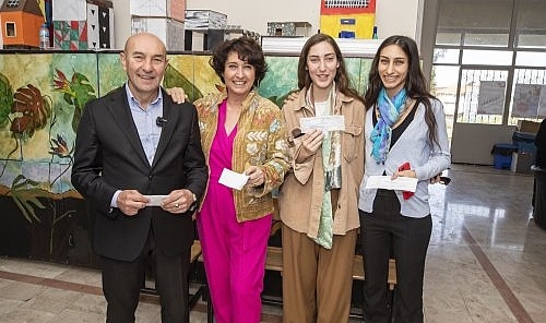 Tunç Soyer ve ailesi birlikte