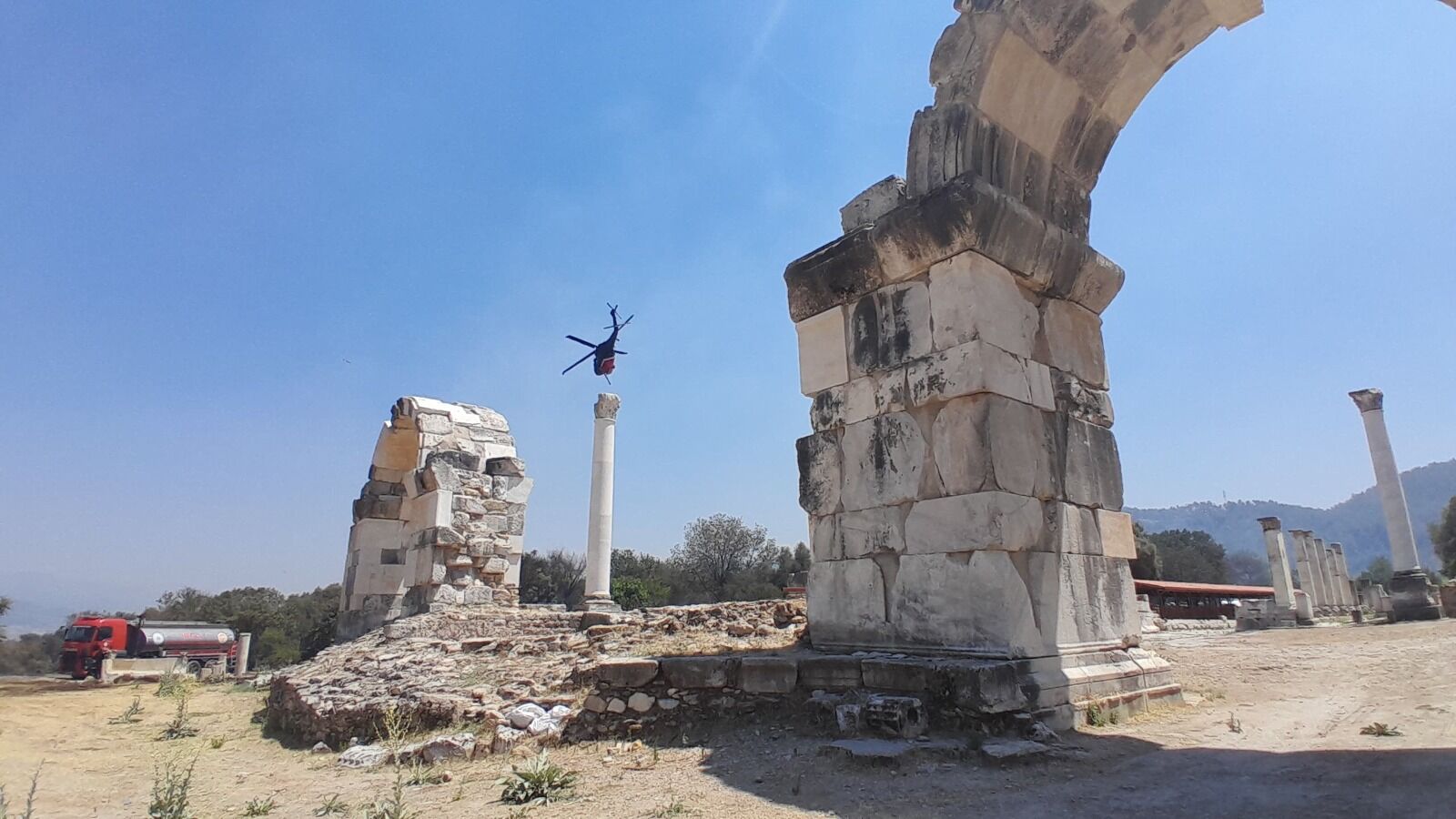 Antik kentin eşiğinde zorlu söndürme çalışmaları