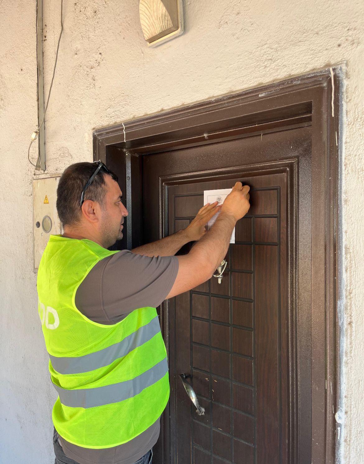 Grev ilanı işyerlerine asıldı