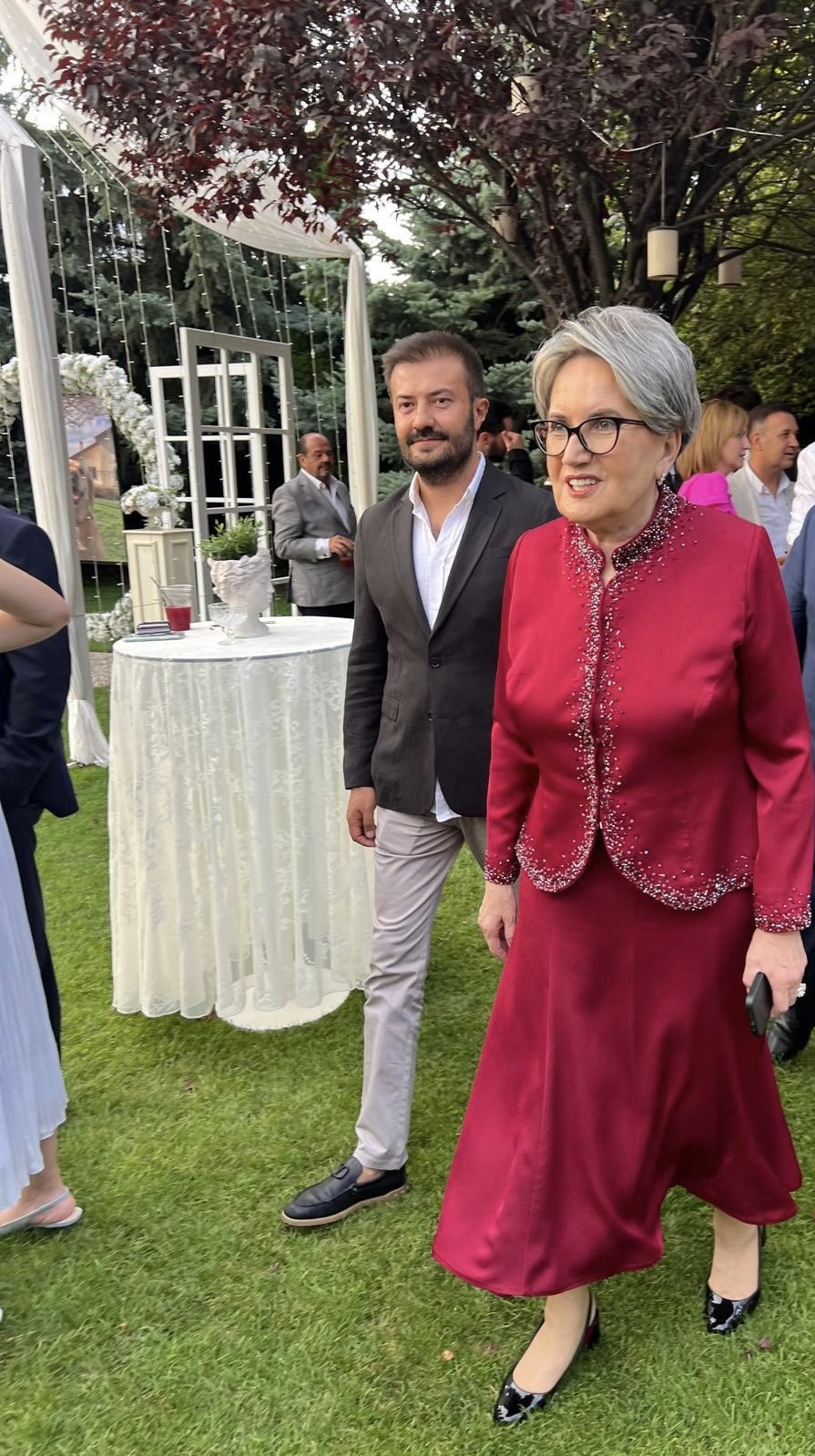 Beyaz saçları ve yeni stiliyle Akşener