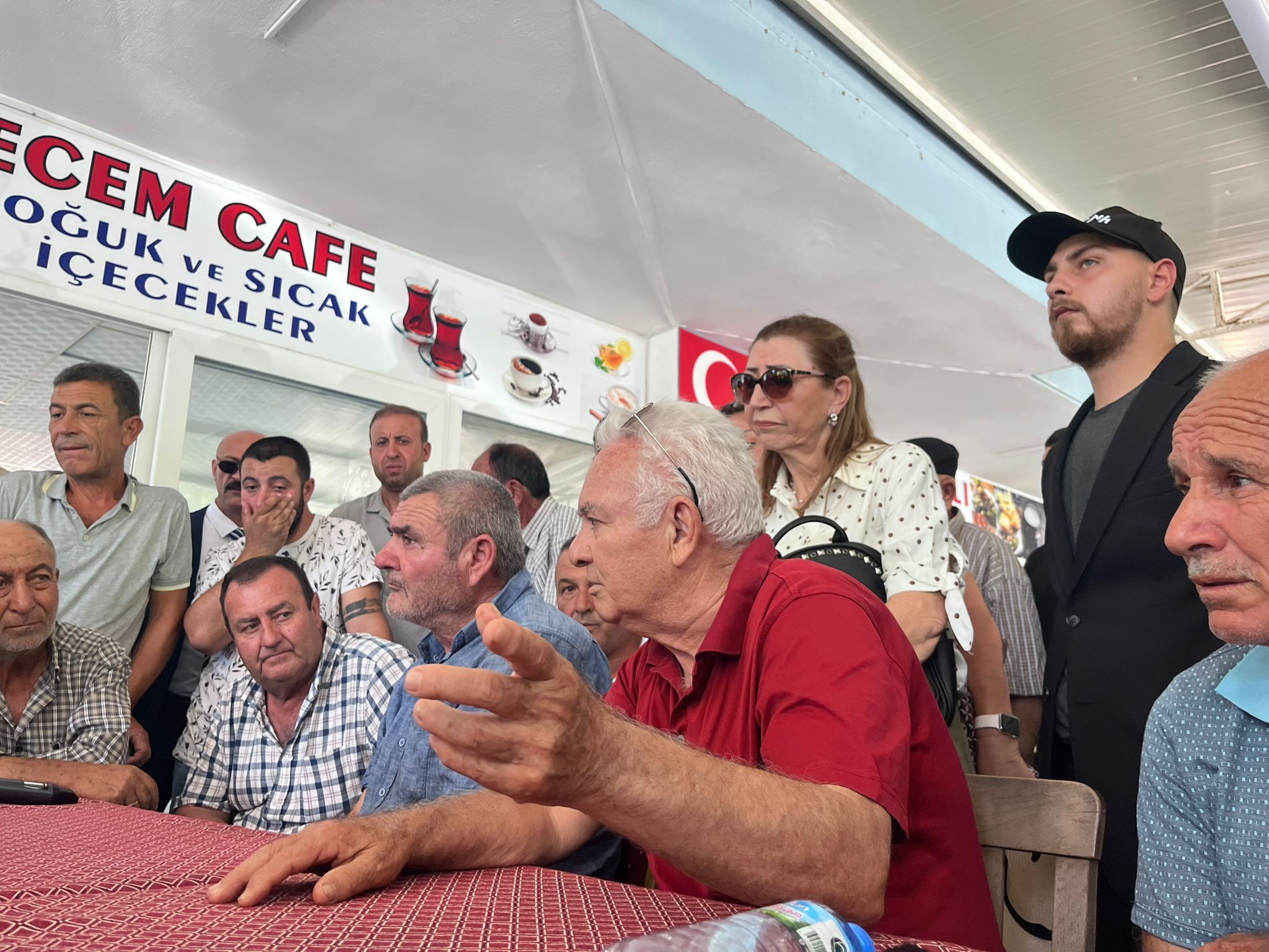 “Uçaklar geç geldi, köylüler kendi imkanlarıyla söndürdü”