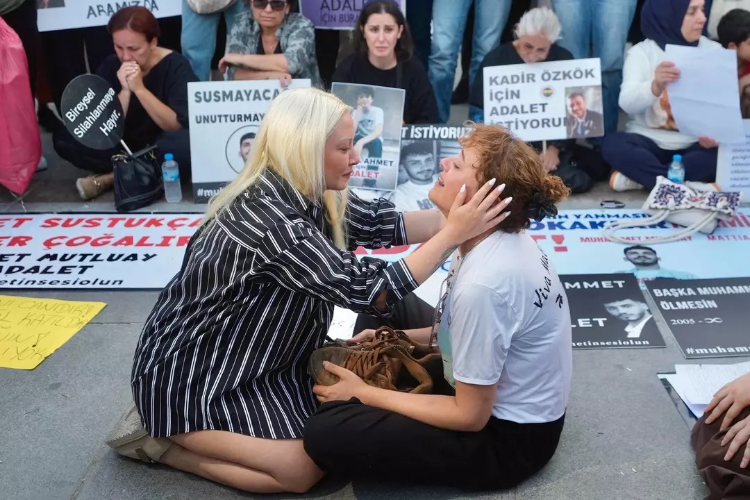 Yasemin Minguzzi Ve Ece Seçkin