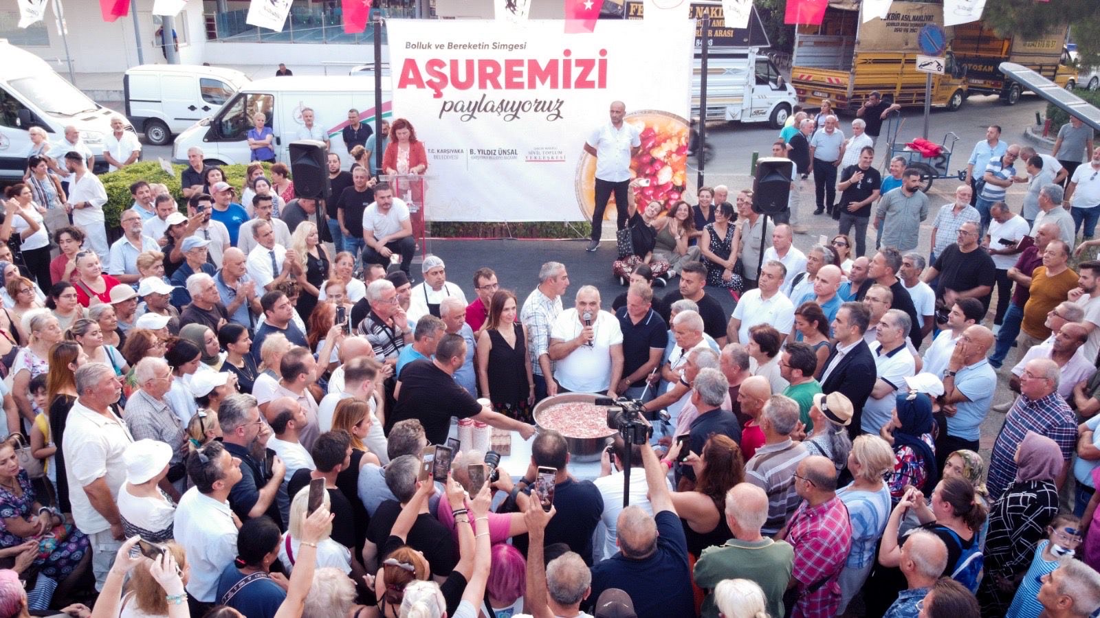 "Toplumumuzdaki farklılıkların bir araya gelerek nasıl bir uyum ve güzellik oluşturduğunu aşure bize anlatır"