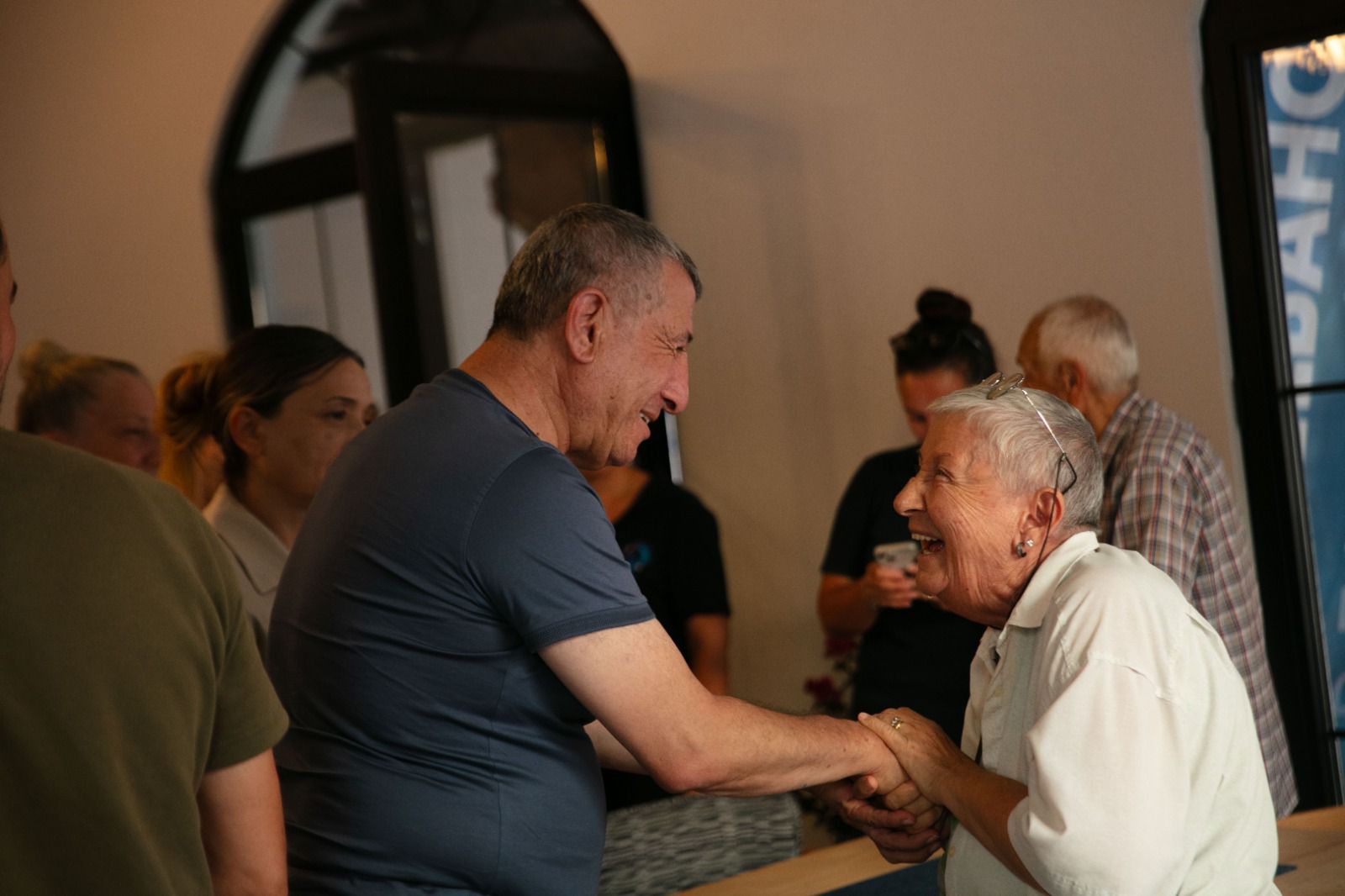 İzmir Güzelbahçe’de tarihi dut altında yeni buluşma: Güzbel Dut Dibi açıldı-1