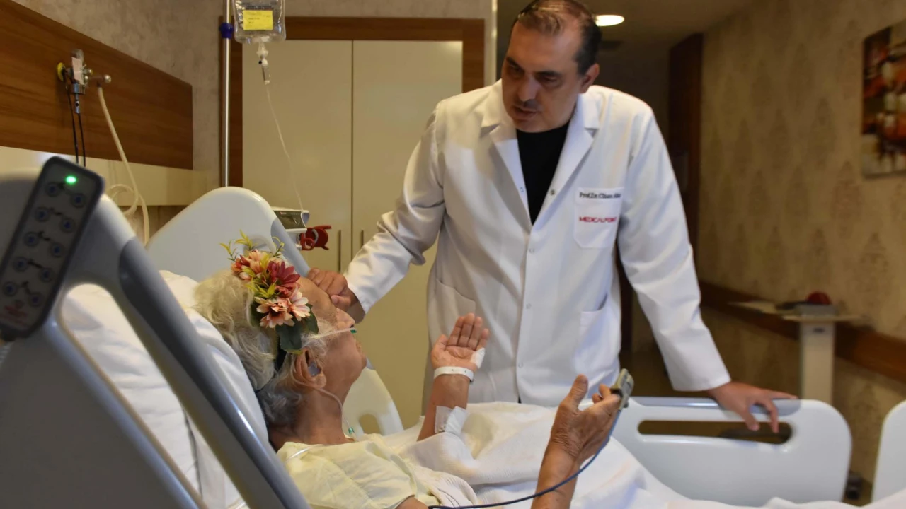 85 Yaşındaki Hasta, Kapalı Kalp Kapağı Ameliyatı Ilesağlığına Kavuştu