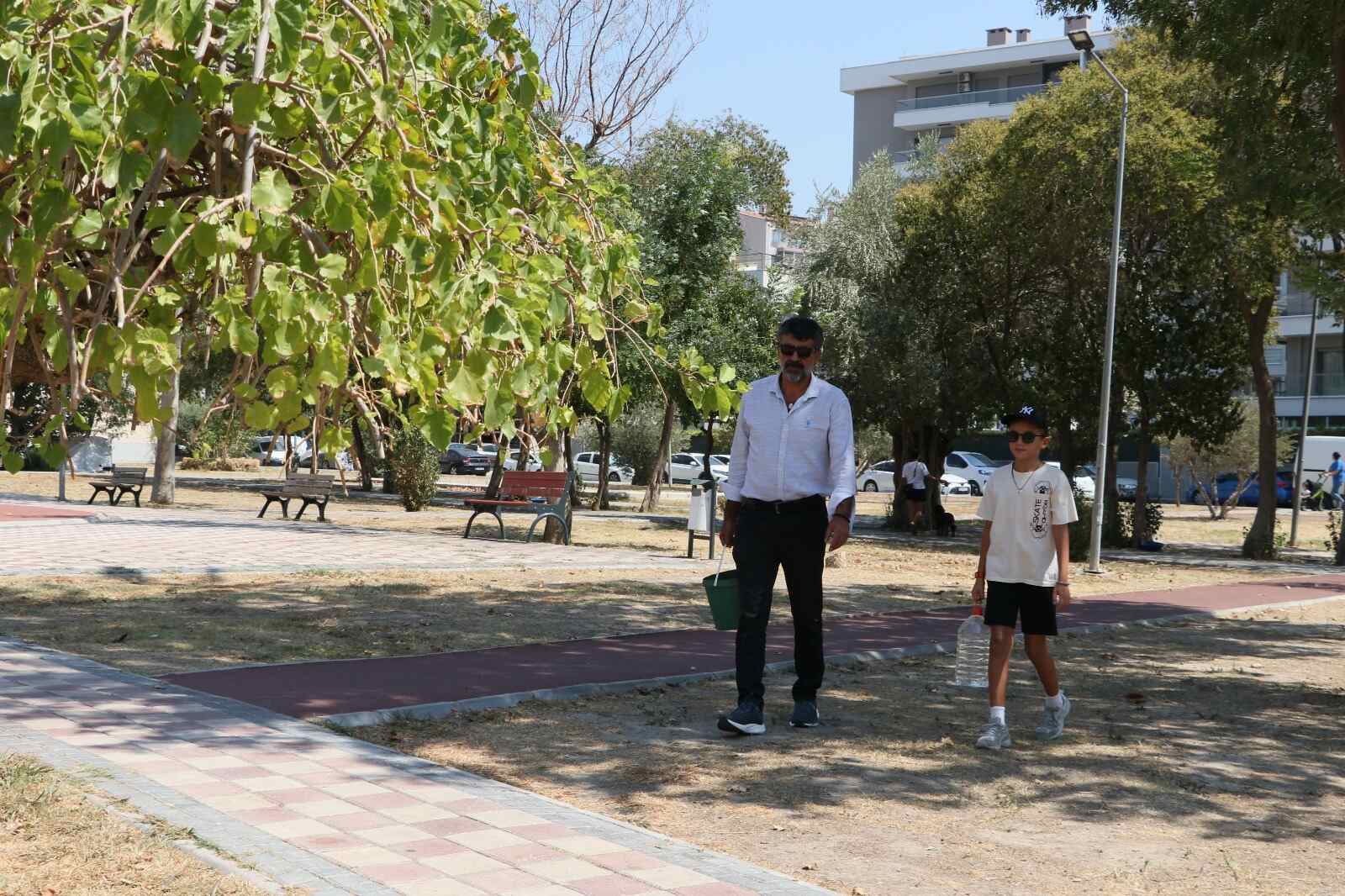 İzmir'de mahallesindeki parkta bulunan ağaçları kurumama-1