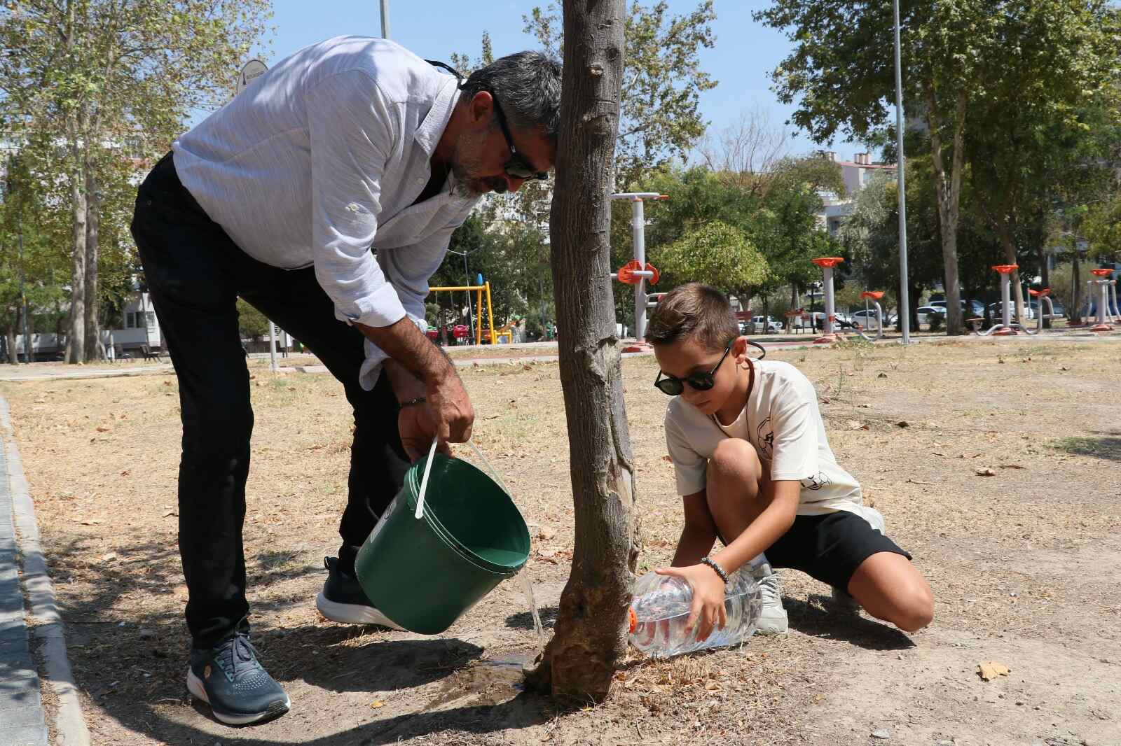 İzmir'de mahallesindeki parkta bulunan ağaçları kurumama-2