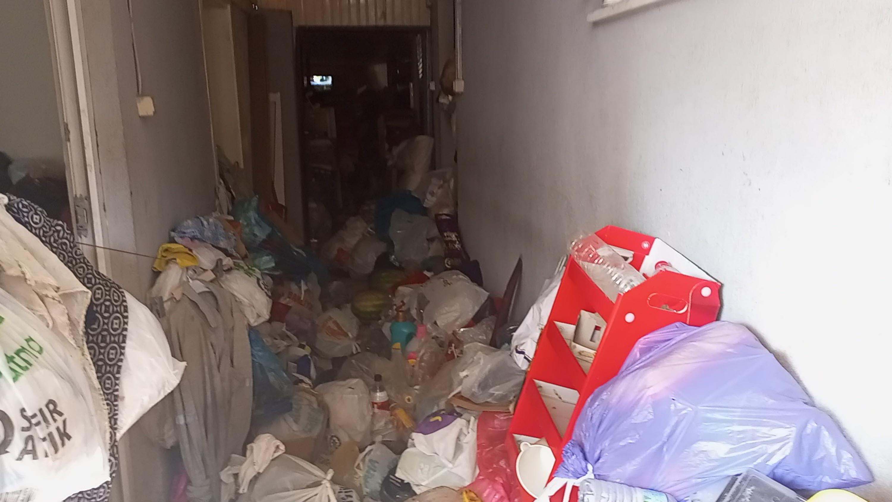aydında çöp çıkarılan ev