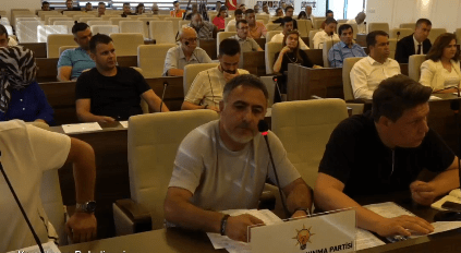 Kemalpaşa meclisinde tansiyon bir anda yükseldi