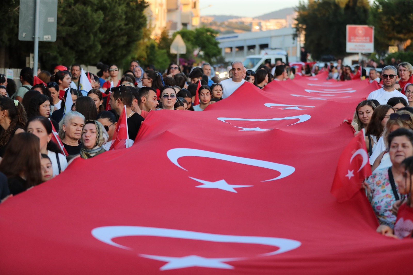 Fener Alayı yürüyüşüyle Aliağa tek yürek oldu