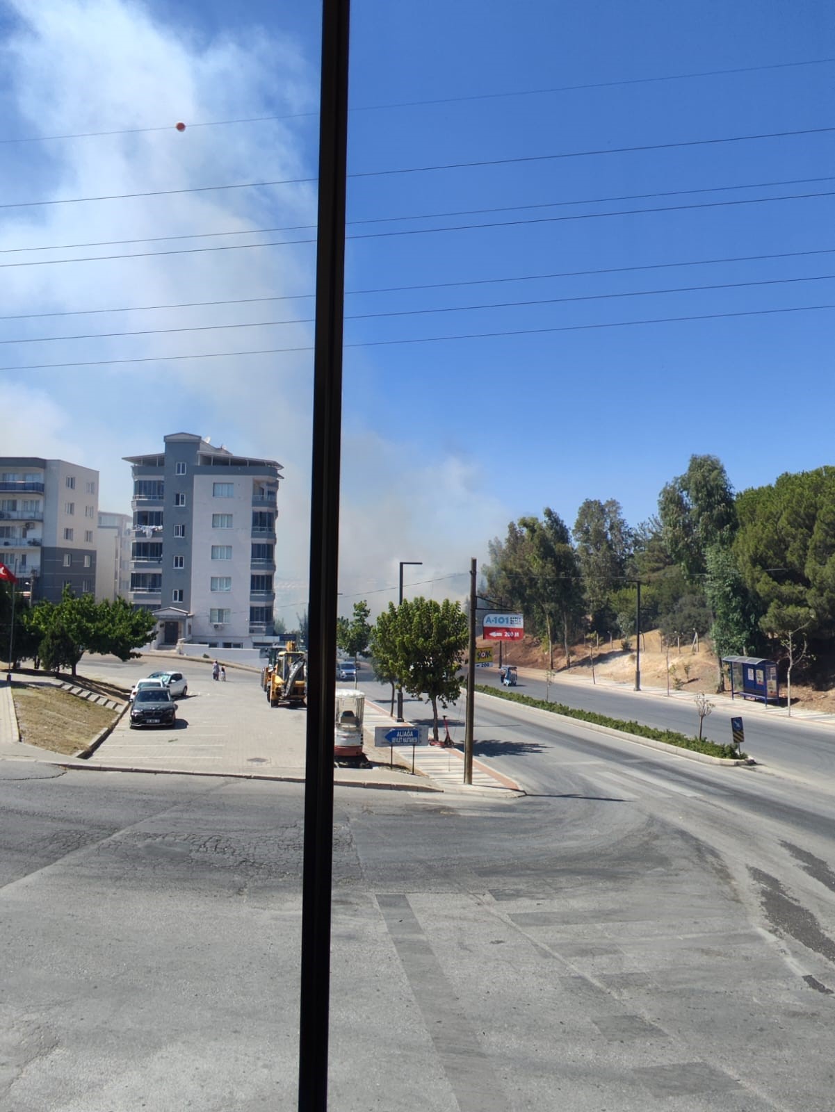 Yangın, rüzgarın etkisiyle hızla büyüdü