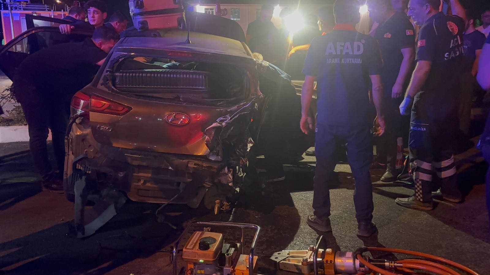 araclar-birbirine-girdi-zincirleme-kaza-sonrasi-yaralilar-zor-cikarildi