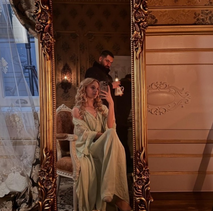 Yapımcı sevgilisiyle aşk pozlarını paylaştı