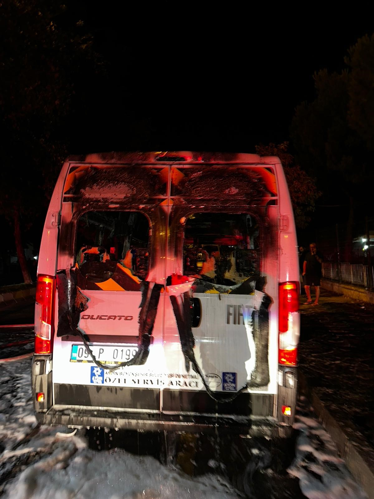 Araç alev alev yandı, kullanılamaz hale geldi