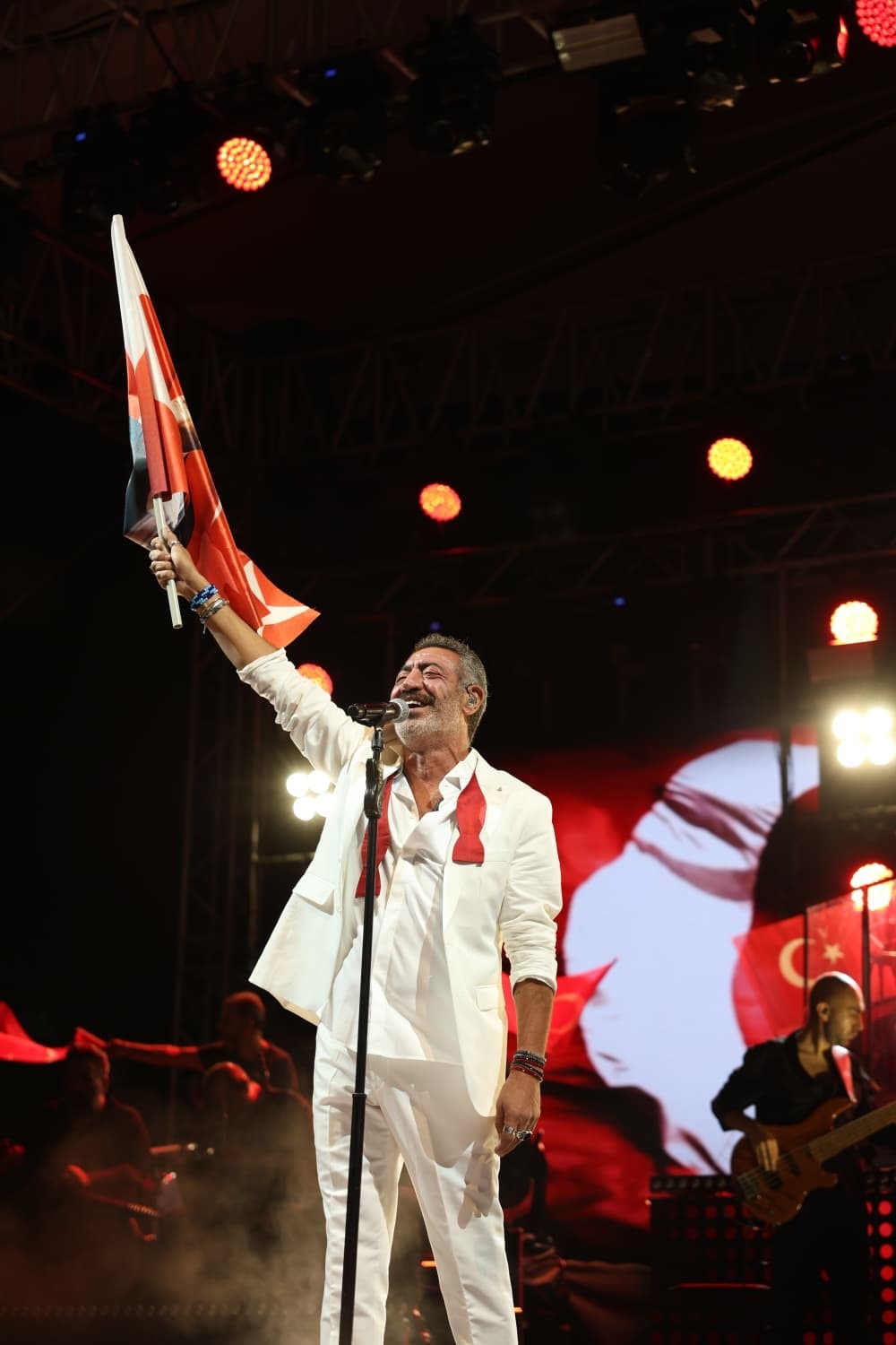 Aydınlılar Zafer Bayramı’nı Ünlü Sanatçıyla Kutladı 1