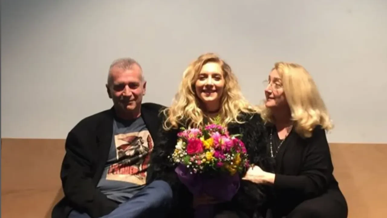 Babasını Toprağa Veren Hayal Köseoğlu’ndan Içleri Sızlatan Paylaşım