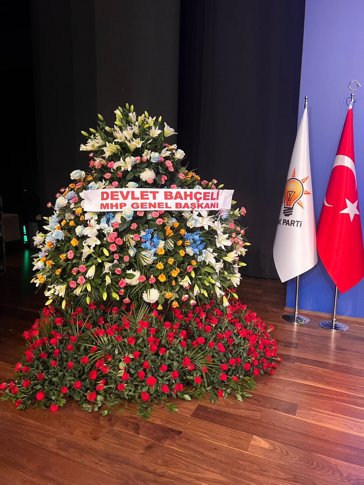 1071 kırmızı gül gönderdi