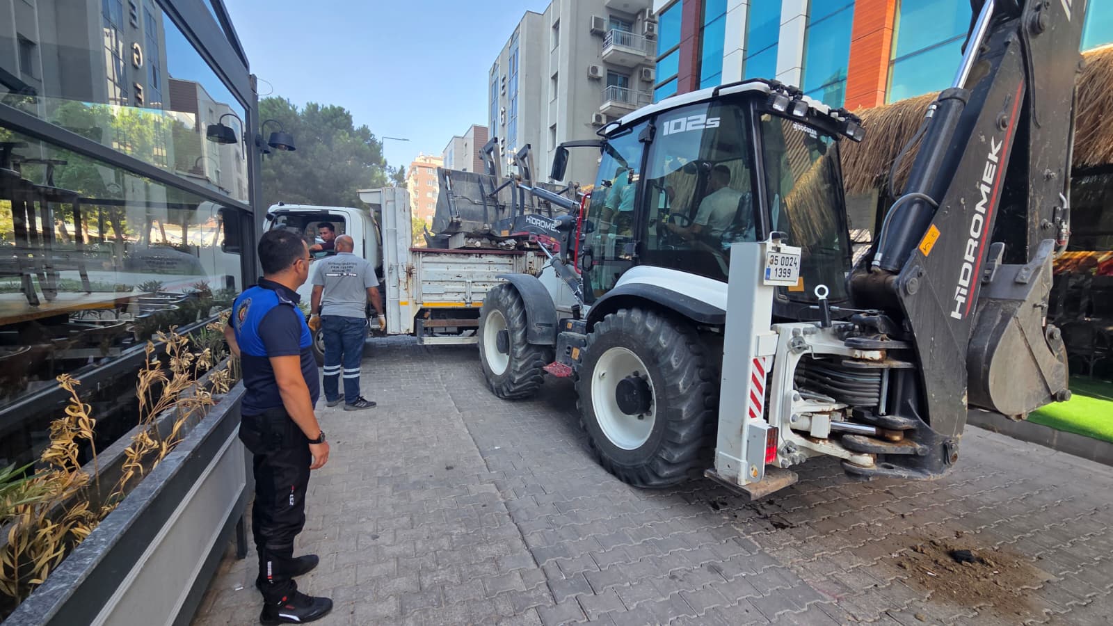 Bayraklı'da Kaldırım Işgallerine Geçit Yok (3)