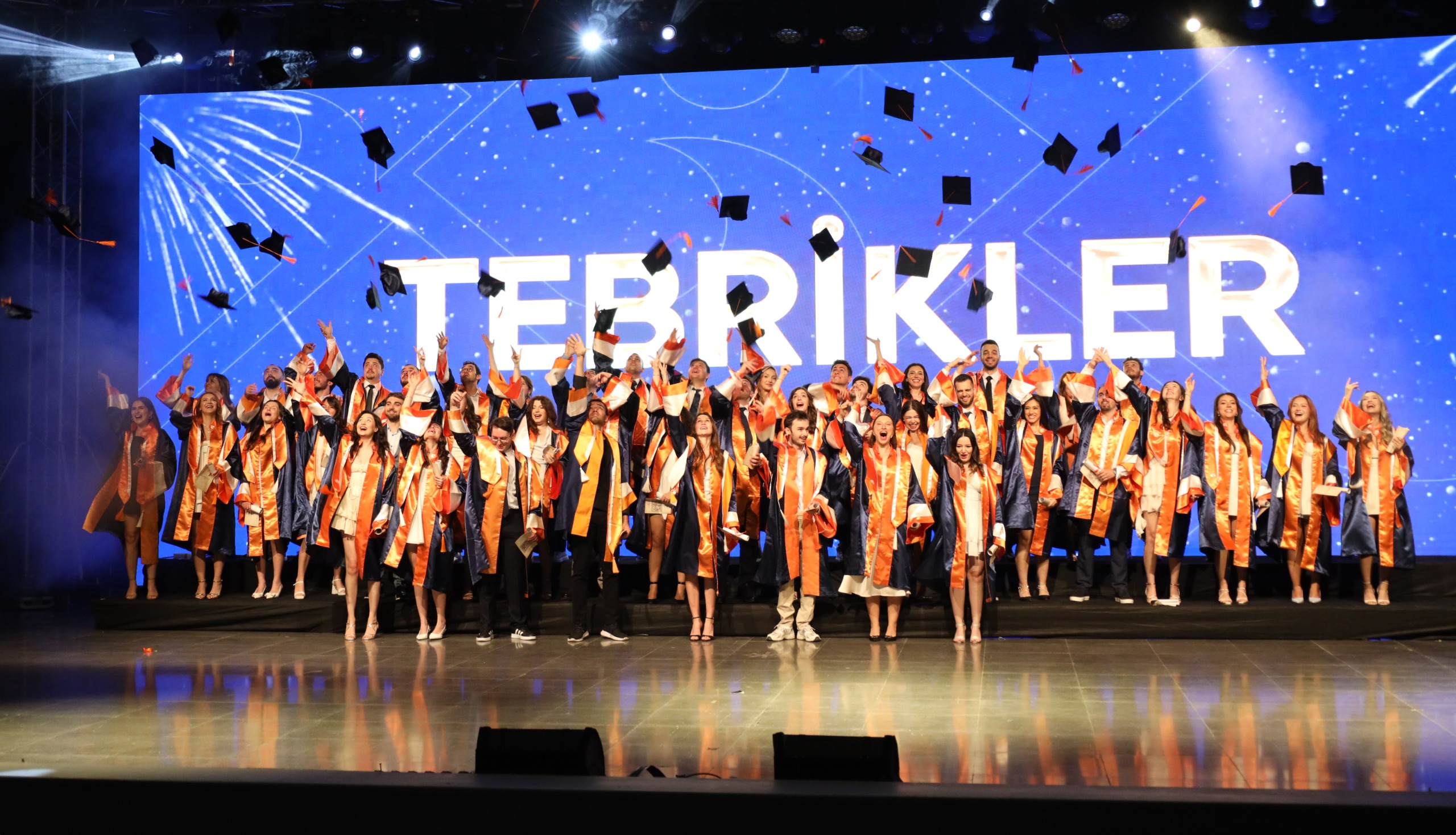 Beyaz Önlüklerini Giyerek Başladıkları 6 Yıllık Eğitim Yolculuğunu Gururla Ve Mutlulukla Bitiren Hekimler, Keplerini Havaya Fırlatarak Mezuniyet Coşkusunu Doyasıya Yaşadı.