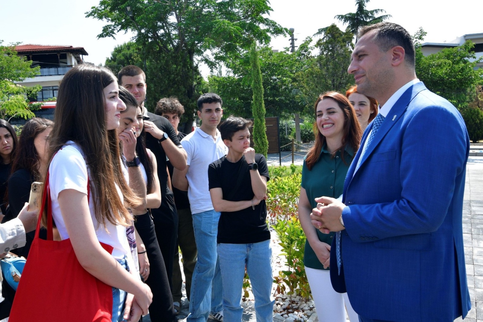 İlkokuldan mezunlara kapsamlı eğitim desteği