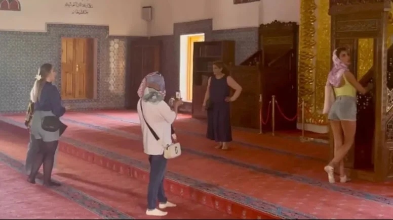 Uygunsuz kıyafet ve pozlar tepki çekti