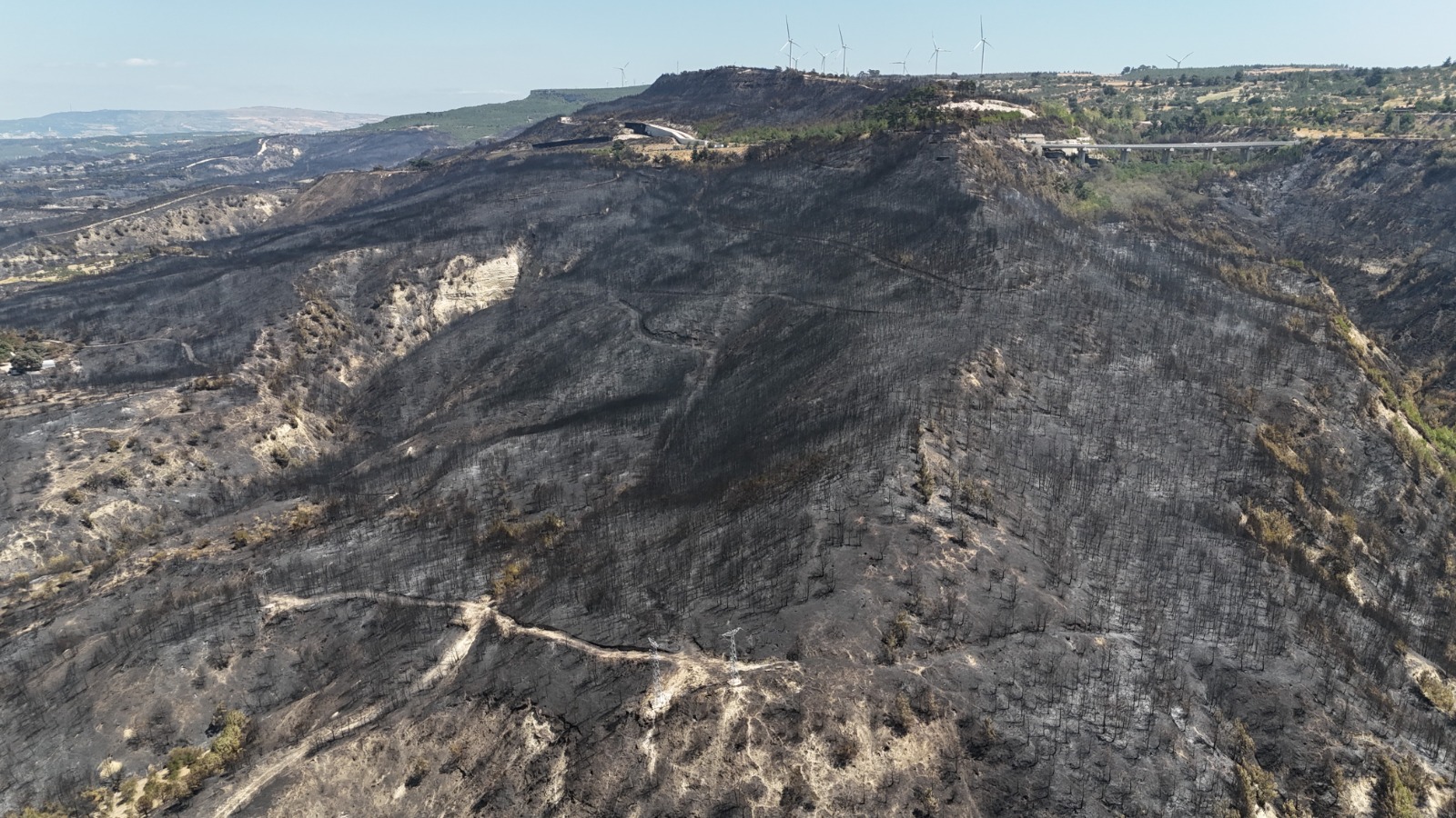 Soğutma çalışmaları devam ediyor: Geriye kalan manzara üzüyor