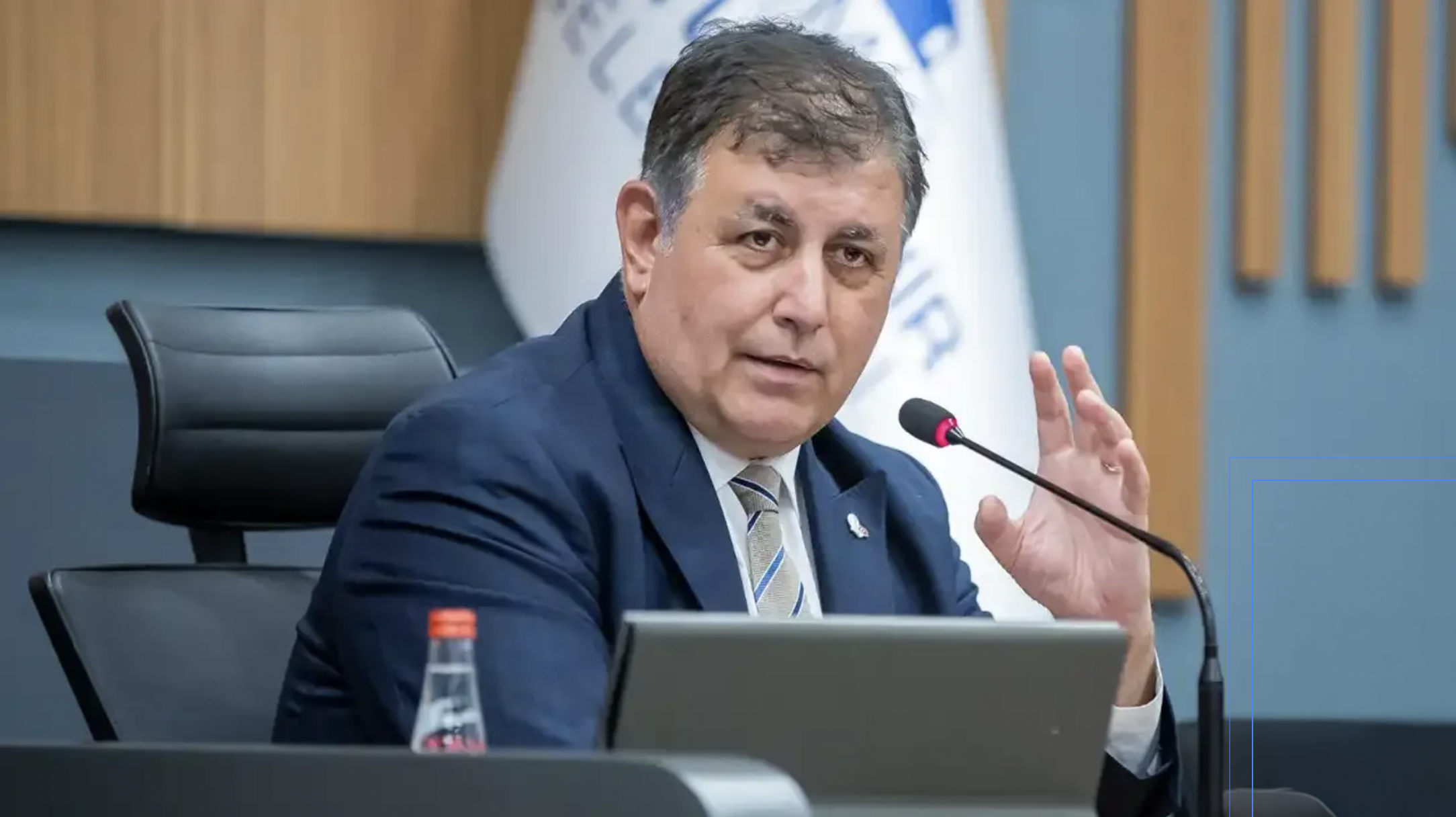 Cemil Tugay Koltukta Oturuyor
