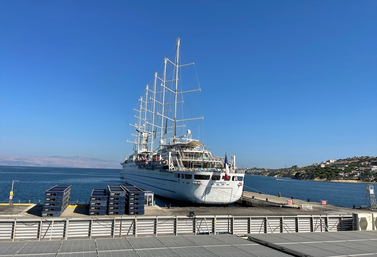 Çeşmeye yanaşan yat