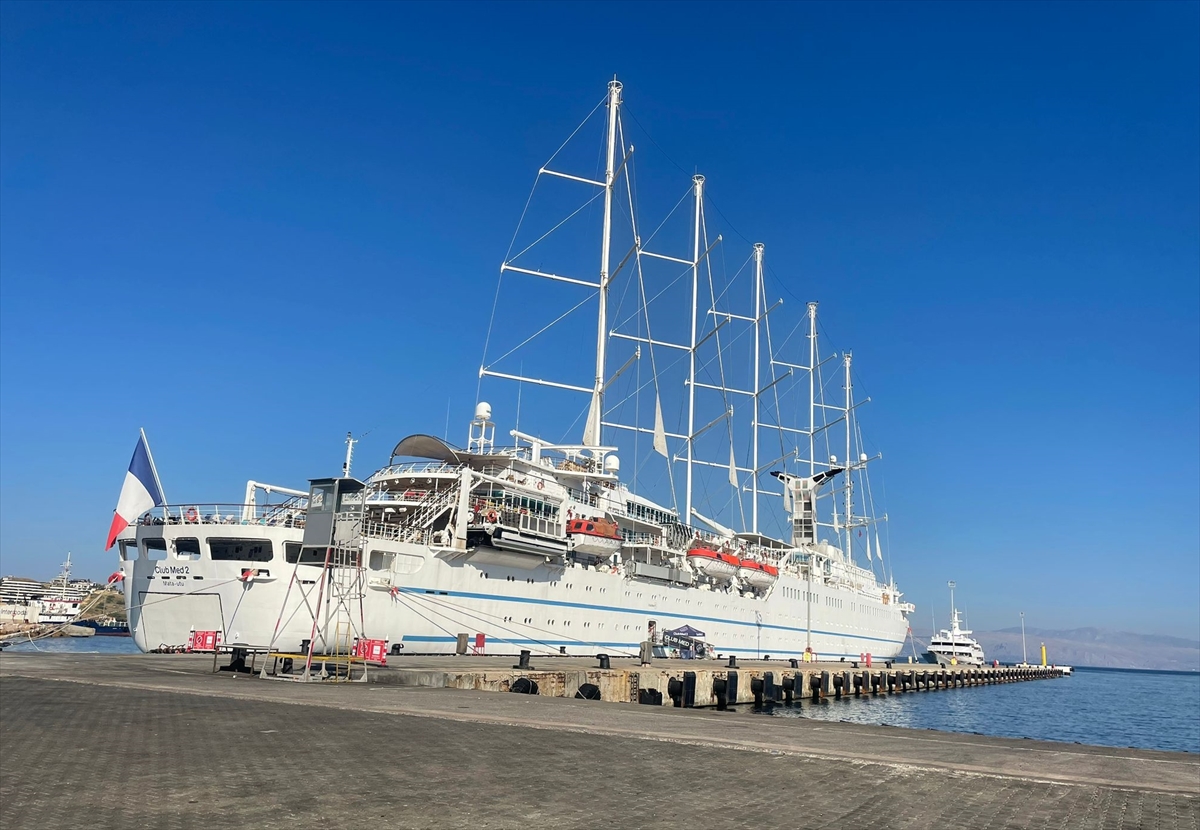 Çeşmeye yanaşan yat