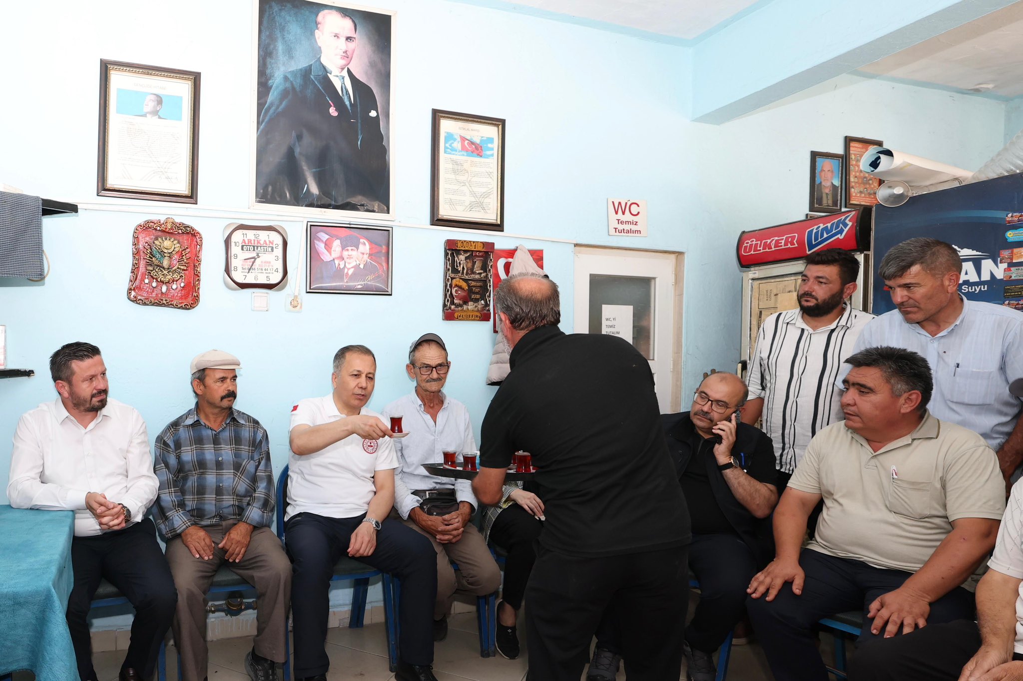 Vatandaşlarla bir araya geldi