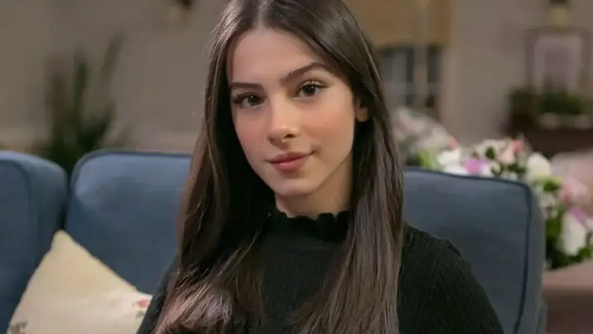 Ecem Oz Kimdir