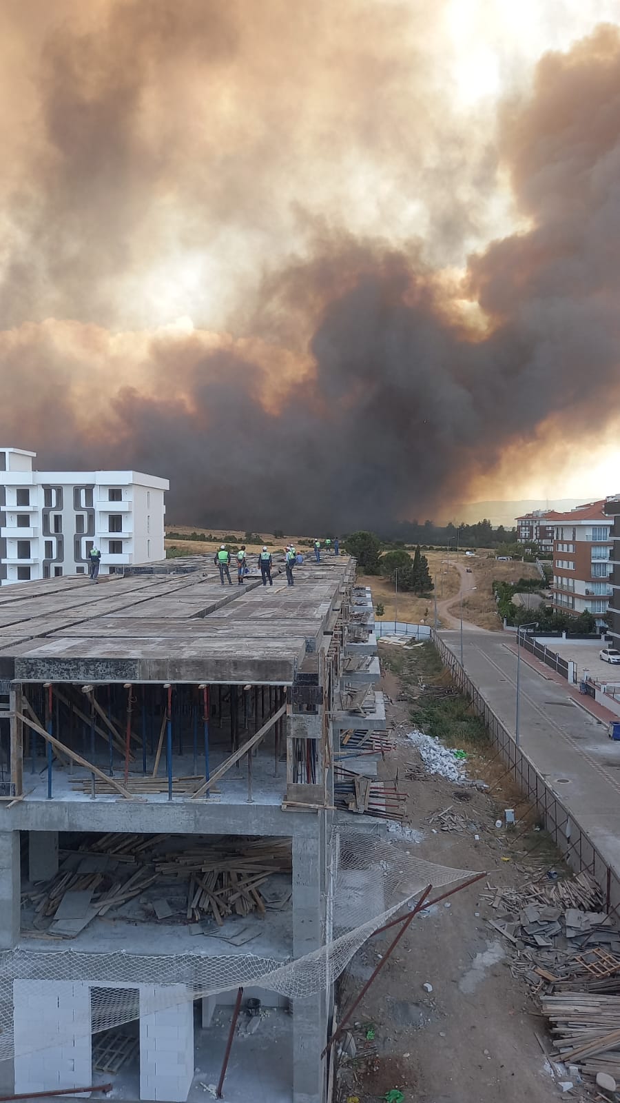 Ekipler havadan ve karadan müdahale ediyor