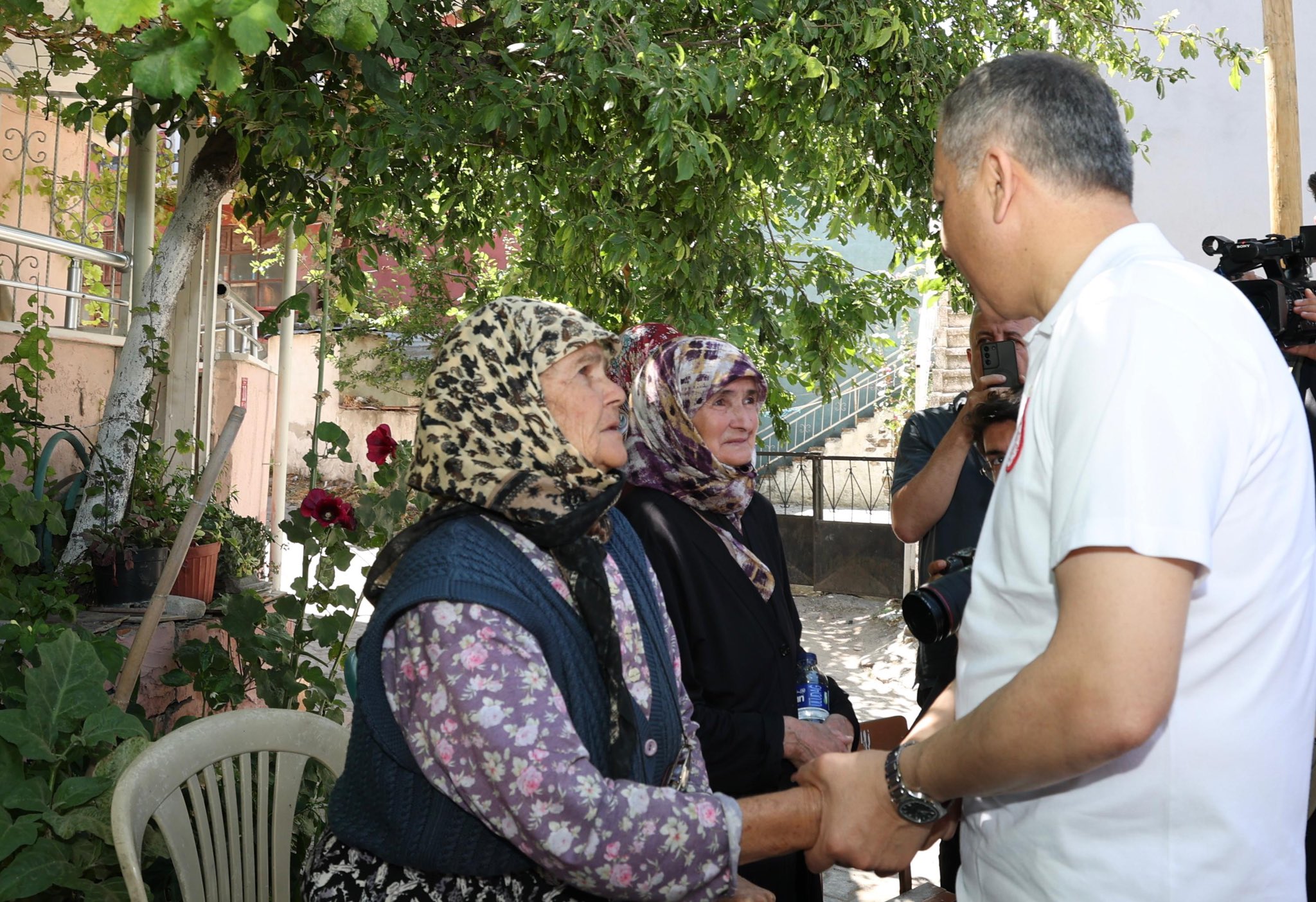 Vatandaşlarla bir araya geldi