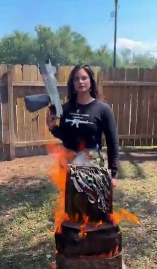 Alev makinasıyla Kuran'ı yaktı