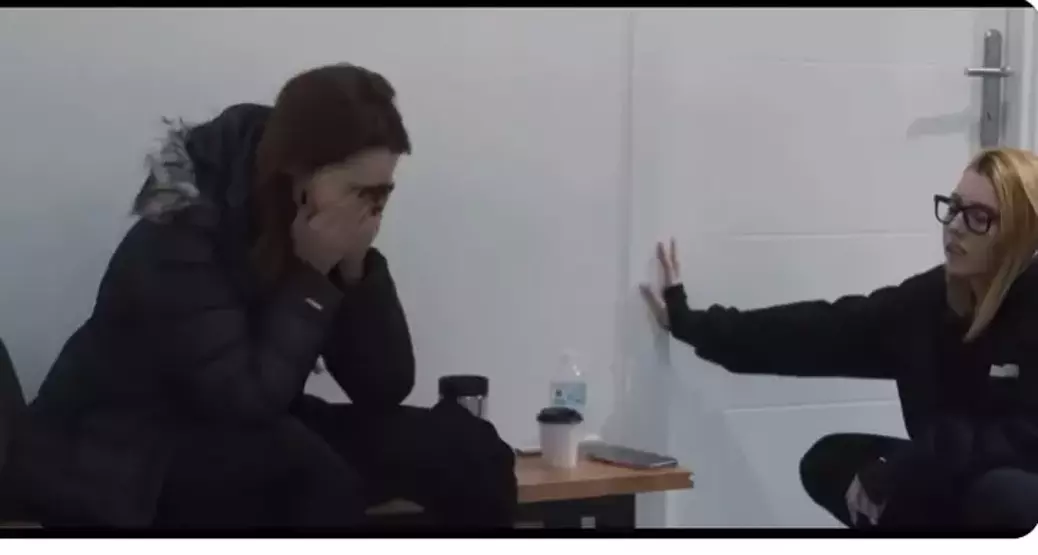 Klip setinde gözyaşlarına hakim olamadı