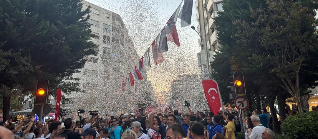 Vatandaşlar Balkan ezgilerine alkışlarla eşlik etti