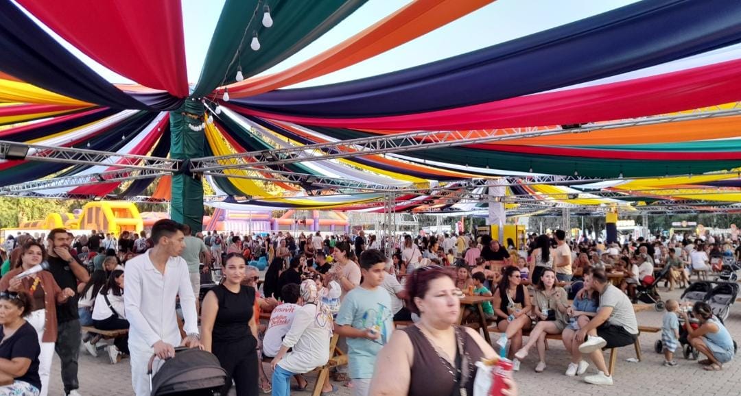 Yemek stantları akşam saatlerinde ziyaretçi akınına uğradı