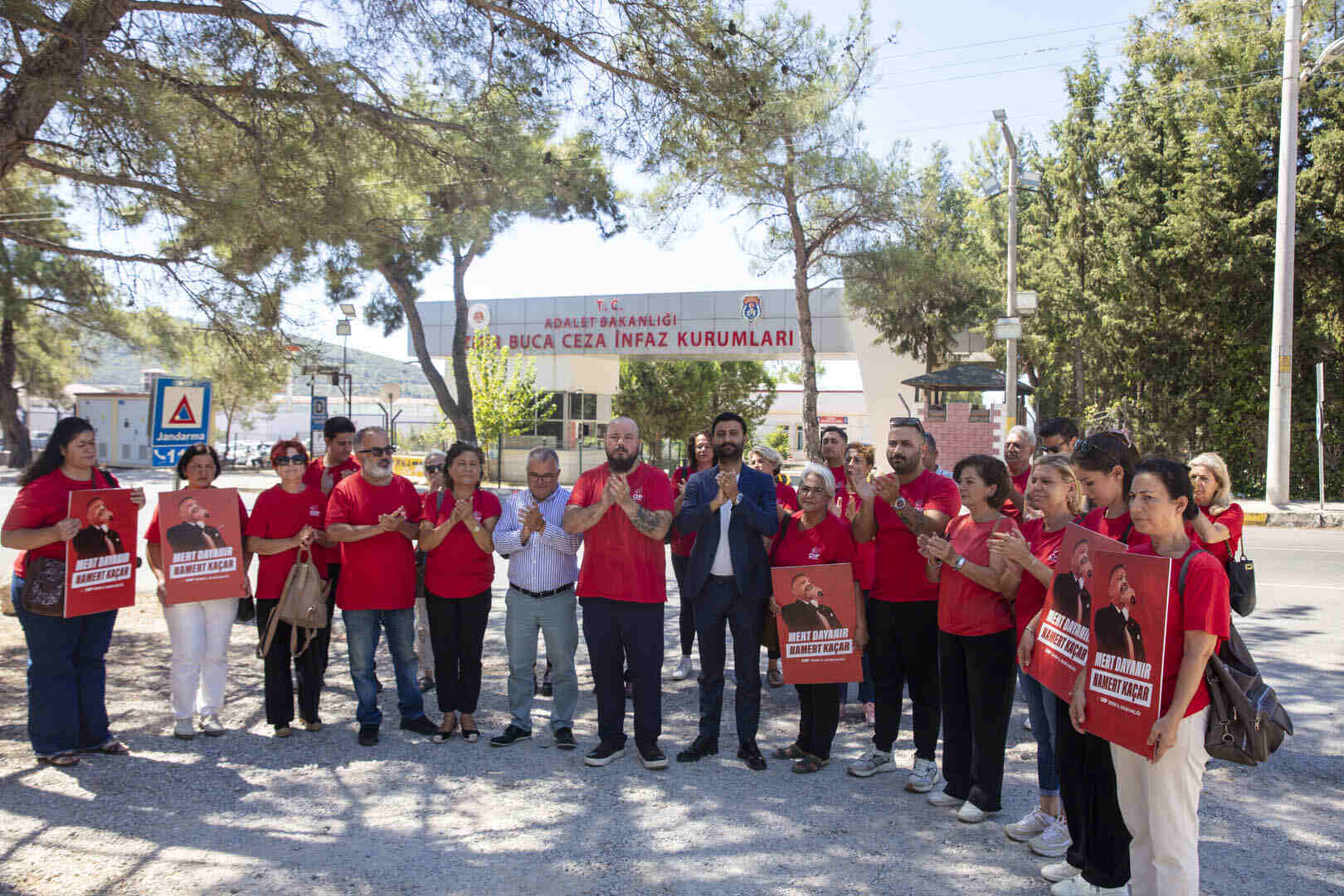 CHP İzmir Güzelbahçe’den cezaevi önünde mesaj: “Mert dayanır namert kaçar”-1