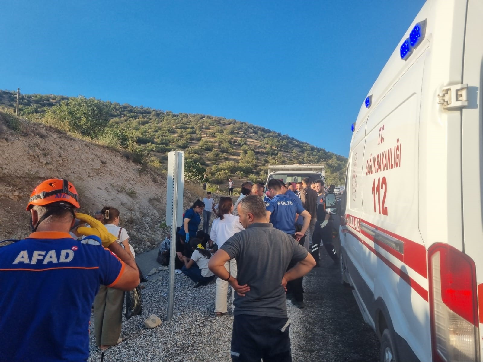 Freni boşalan minibüs şarampole devrildi