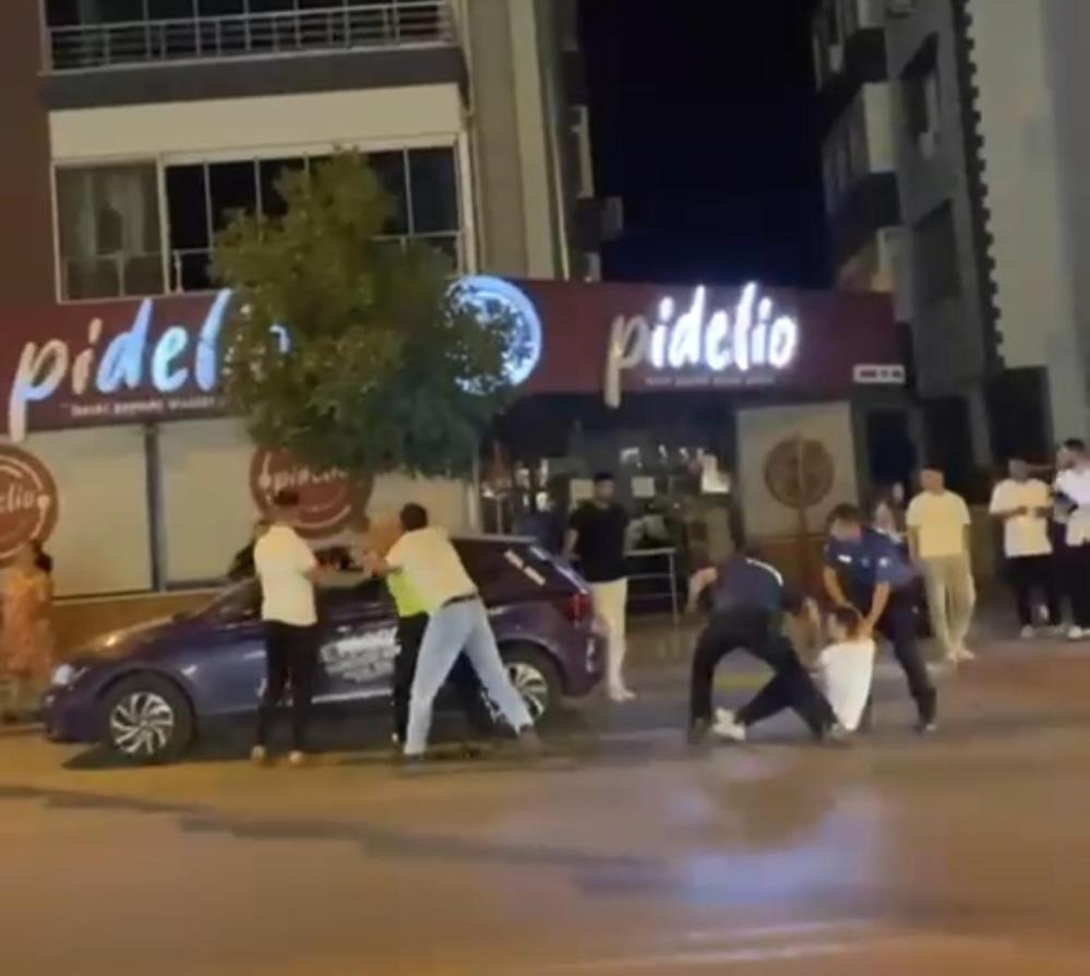 Tekme ve yumruklarla saldırdılar