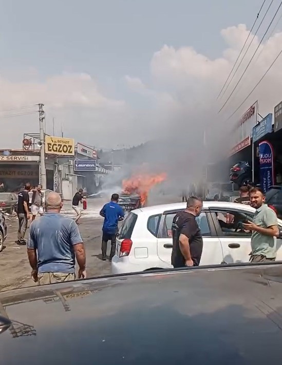 Sanayi sitesinde şoke eden anlar: Otomobil kendi kendine yandı