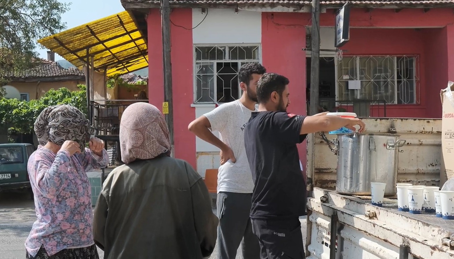 Mobil mutfak için yardım için hız kesmeden çalışıyor