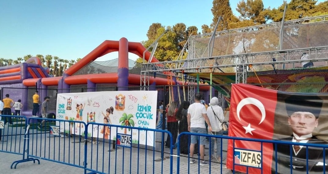 Oyun alanına çocuklar yoğun ilgi gösterdi