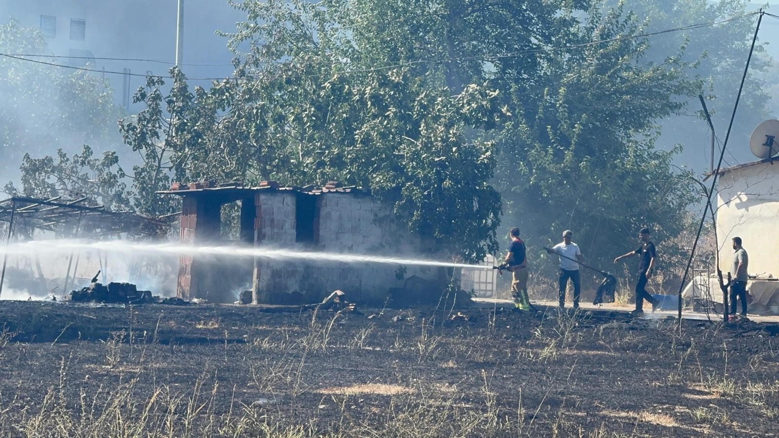 Akaryakıt istasyonuna sıçramadan söndürüldü