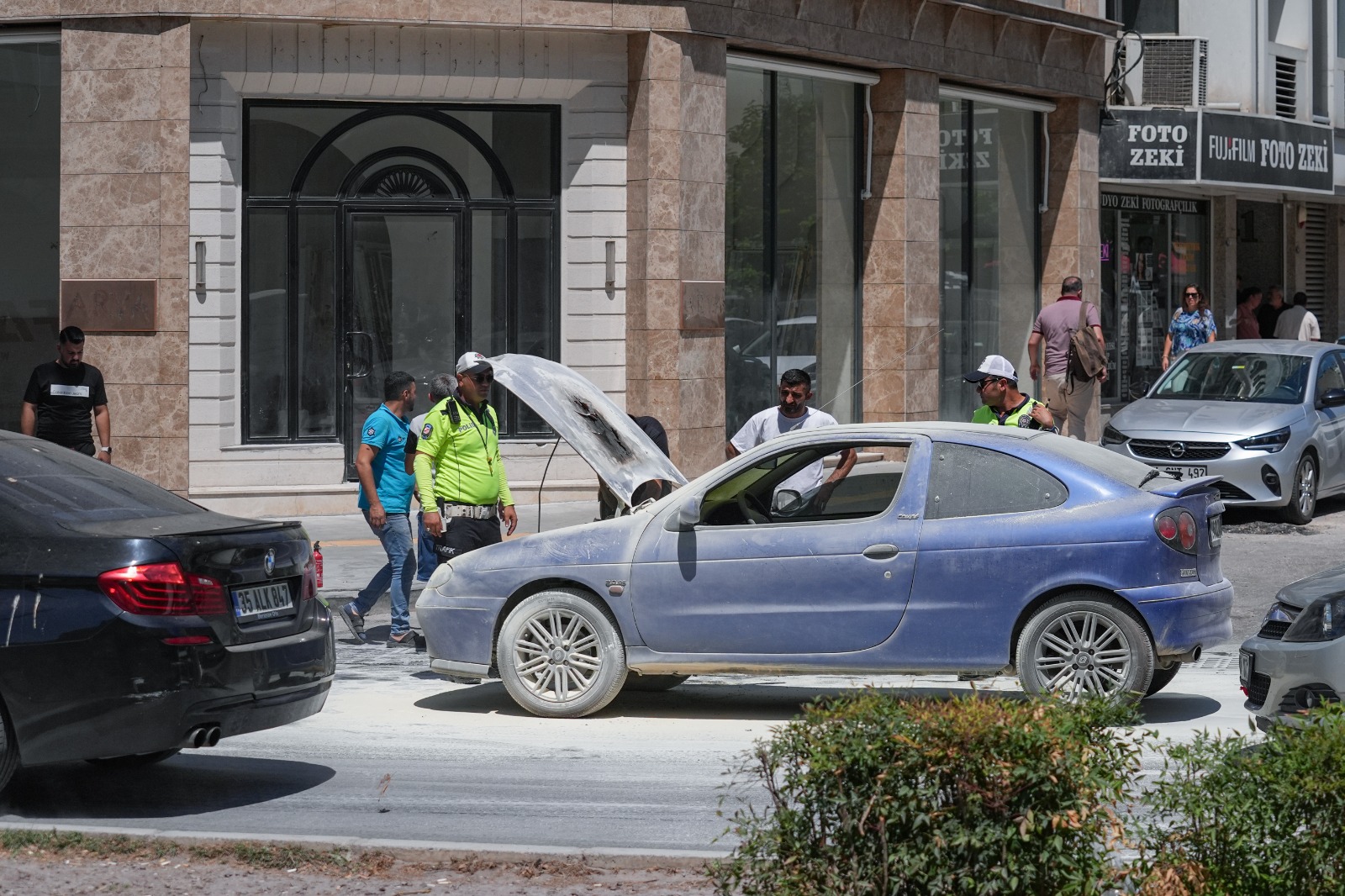 Vatandaşlar ve emniyet güçlerinden ortak müdahale