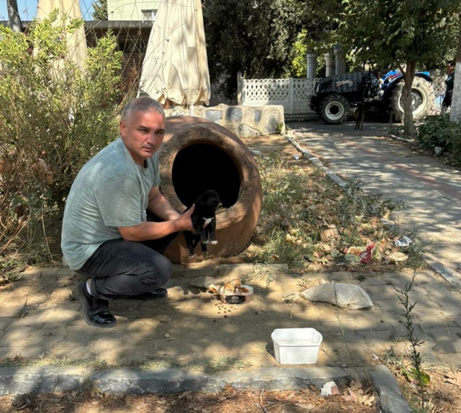 Ekipler olay yerinde ayrıntılı çalışma başlatarak şüphelileri araştırıyor