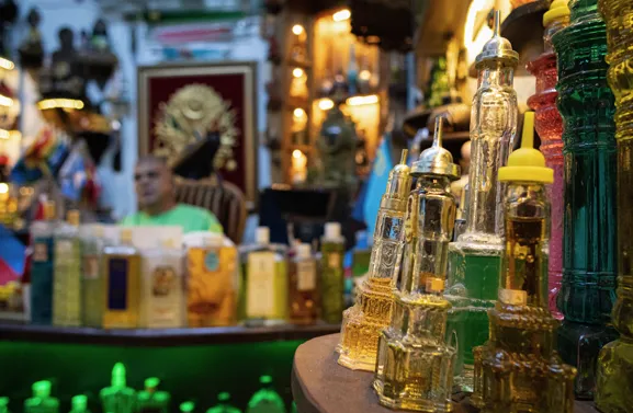 Koleksiyonunda, 1886'Dan Bugüne 3 Bin Kolonya Şişesini Bir Araya Getir