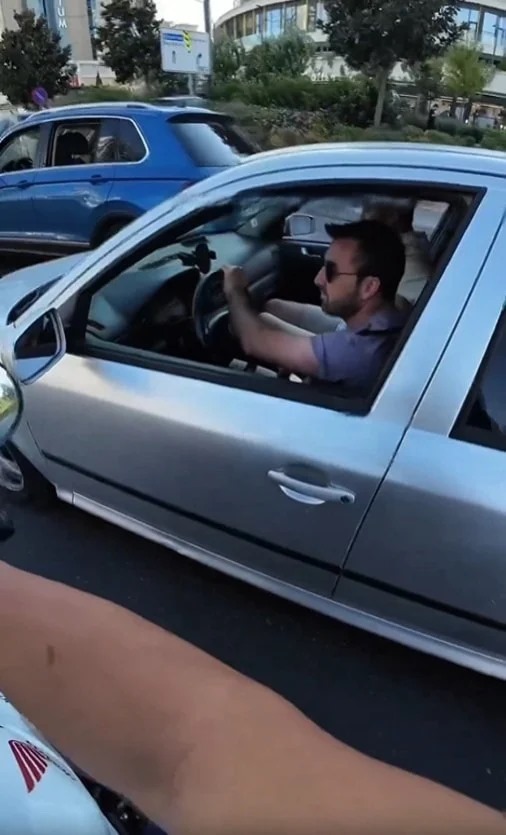 Polis aracına yanaşıp yardım istedi