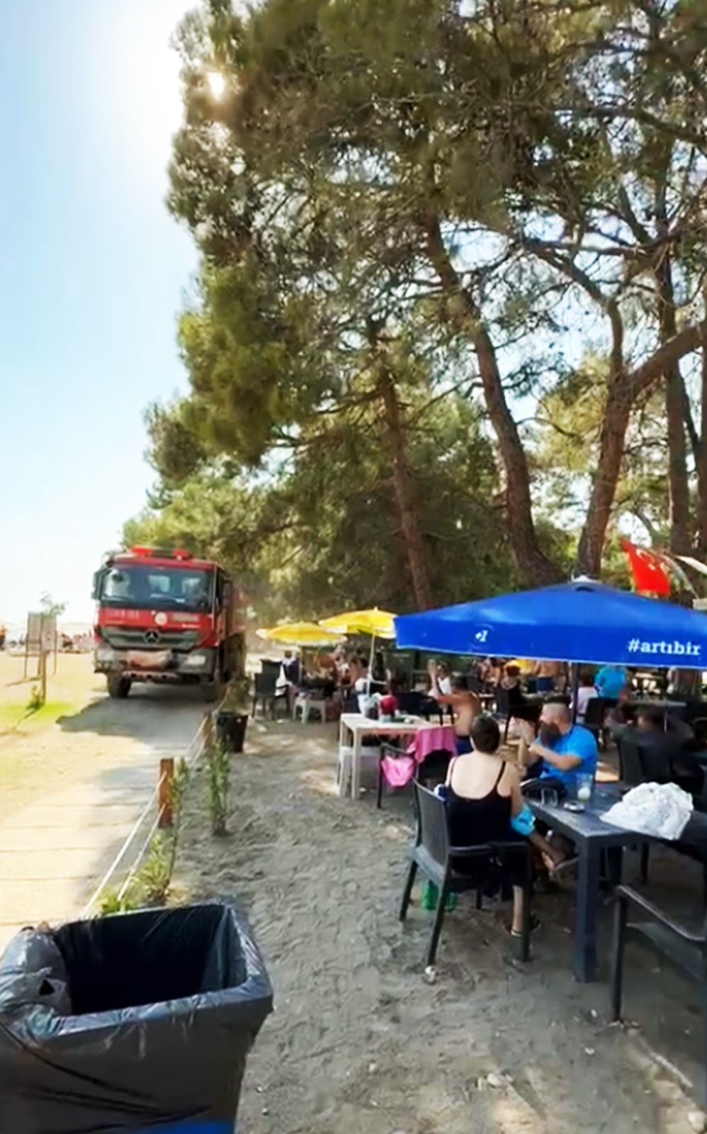 Ekipler ve halk ele ele yangını söndürdü